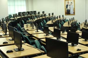 ดูแลห้องคอมพิวเตอร์ของศูนย์คอมพิวเตอร์ฯ