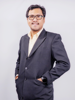 นายกีรติ อินทฤกษ์ (โดม)